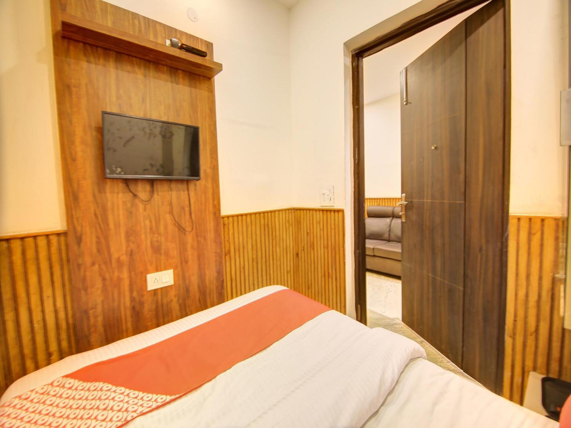 Hotel O Shri Sai Делхи Екстериор снимка