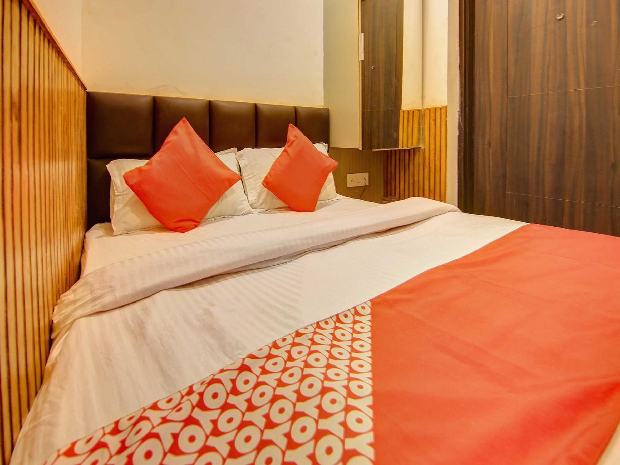 Hotel O Shri Sai Делхи Екстериор снимка