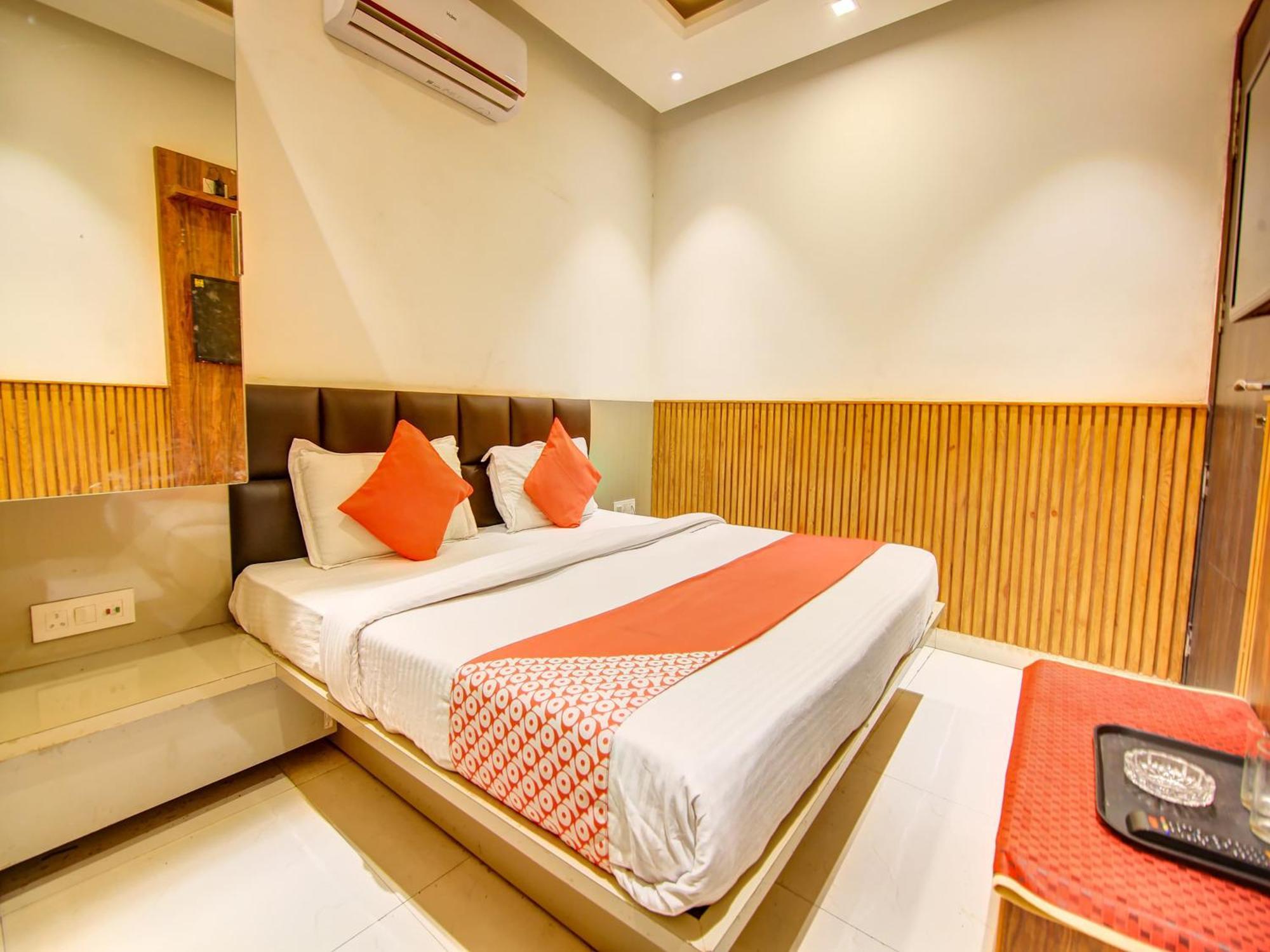 Hotel O Shri Sai Делхи Екстериор снимка