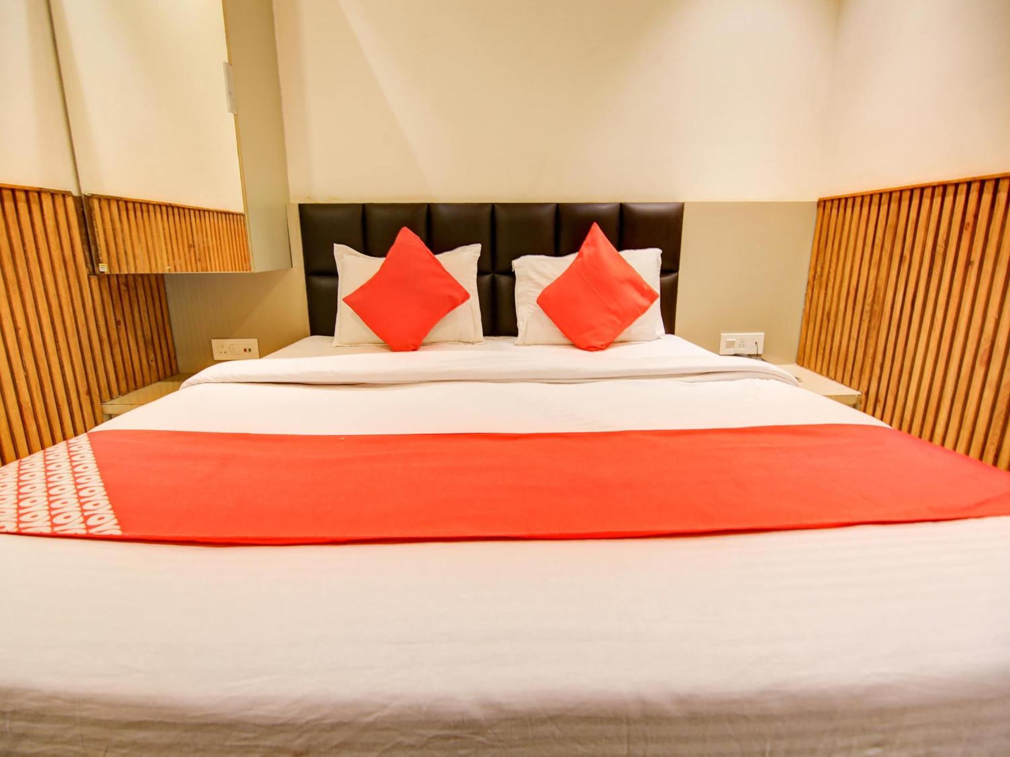 Hotel O Shri Sai Делхи Екстериор снимка