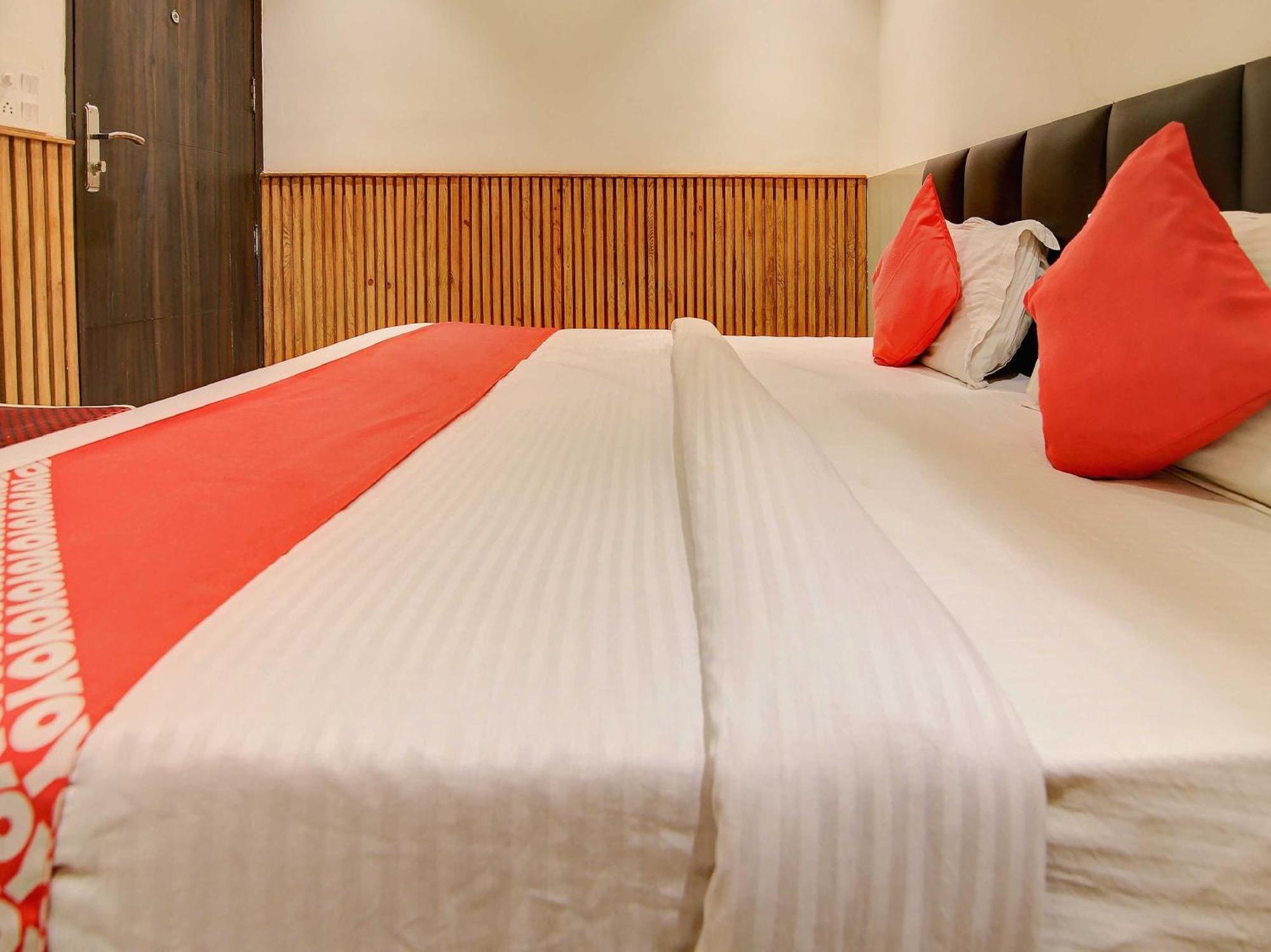 Hotel O Shri Sai Делхи Екстериор снимка