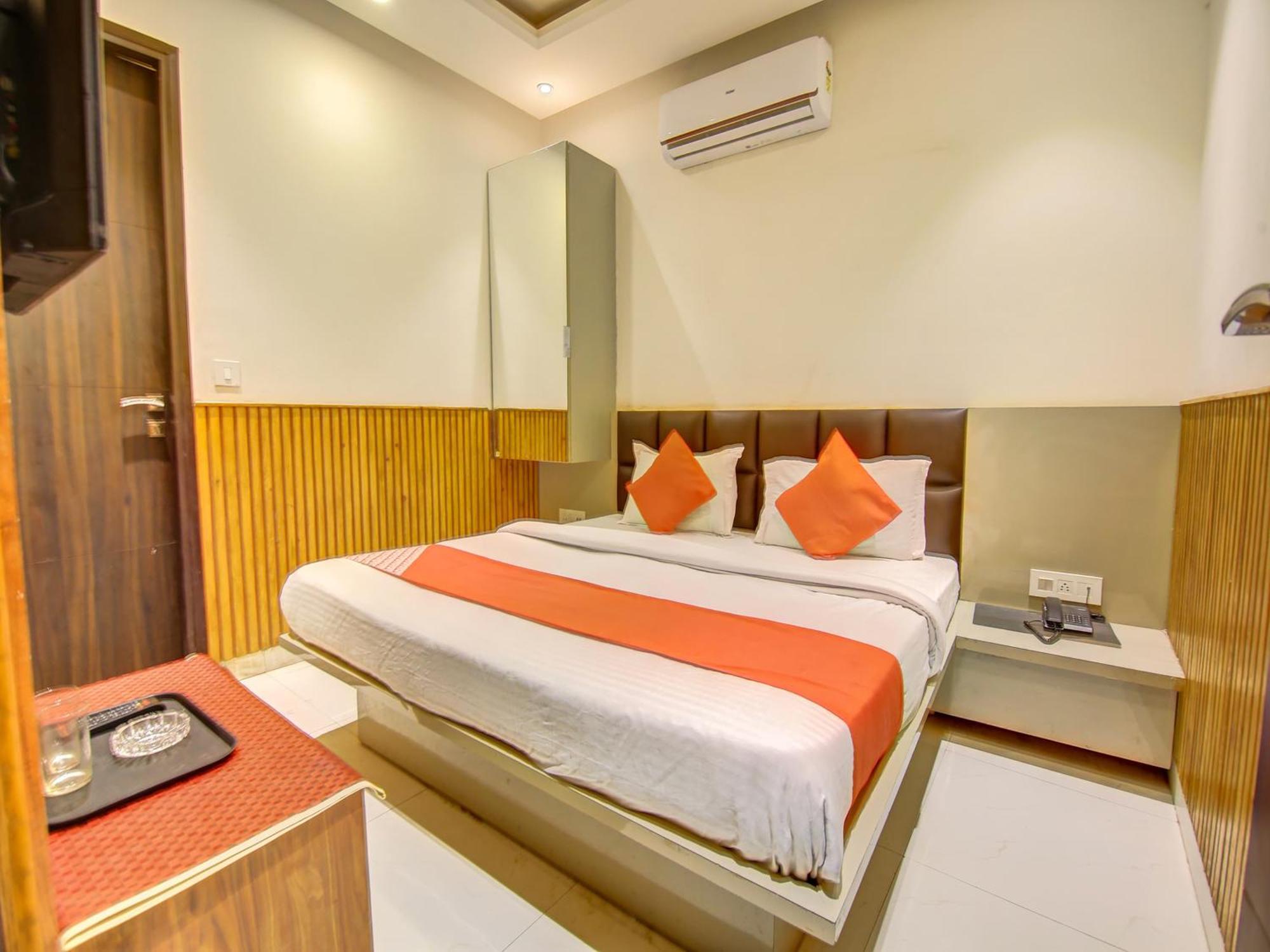 Hotel O Shri Sai Делхи Екстериор снимка
